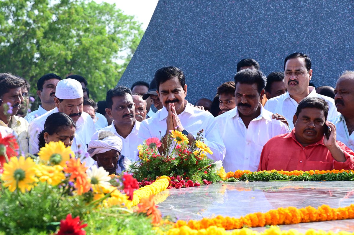 DevineniUma's tweet photo. స్వర్గీయ దేవినేని రమణ గారి 25 వ వర్ధంతి సందర్భంగా నందిగామ నియోజకవర్గం కంచికచర్ల లోని దేవినేని రమణ గారి ఘాట్ నందు పార్టీ నేతలతో కలిసి పూలమాలవేసి నివాళులర్పించడం జరిగింది.
#DevineniRamanaLivesOn #Devineni #Ramana https://t.co/jGiwl9cJZi