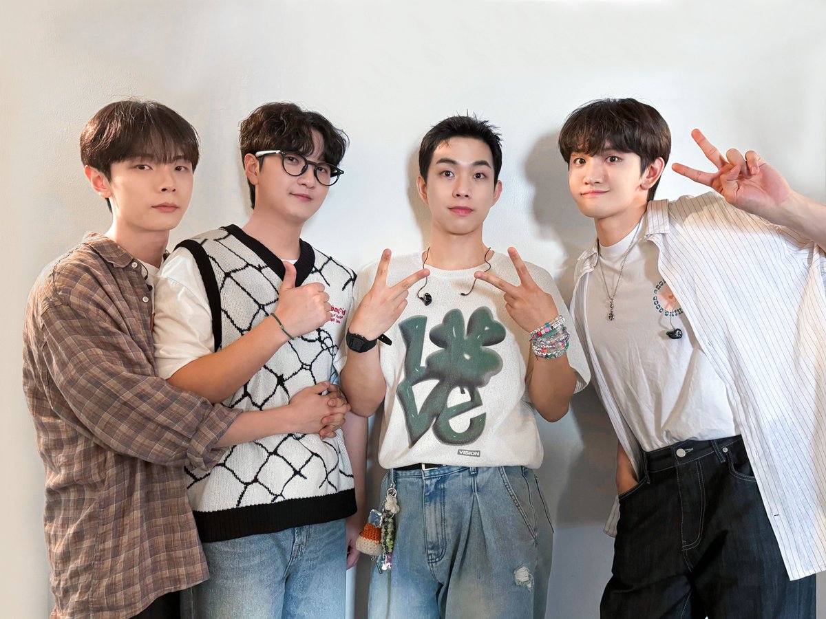 BANDLUCY_mystic's tweet photo. [#LUCY] 1st WORLD TOUR <written by FLOWER> in CHICAGO✔  

시카고 왈왈이들과 함께 한 오늘! 
너무너무 즐거운 시간이었습니다👍 

 #루시 #신예찬 #최상엽 #조원상 #신광일 #written_by_FLOWER #CHICAGO https://t.co/AjvExOAFTA