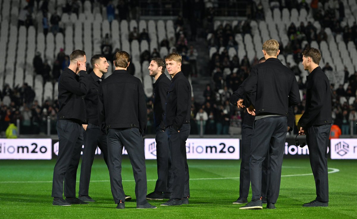 💡𝗤𝘂𝗶𝘇 𝗧𝗶𝗺𝗲💡

1️⃣ Gioco in Prima Squadra ⚪️⚫️

Riesci a indovinare chi sono? 🤔

1. Ho disputato 99 partite di campionato con la Juventus. 
 
2. Ho segnato il mio primo gol alla Juventus contro la Sampdoria. 

✍️: ______________________