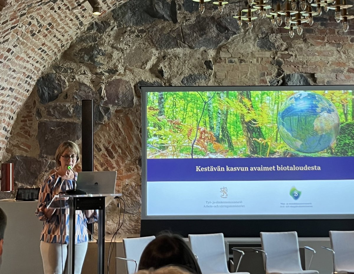 Biotalous -seminaarissa ministeri <a href="/SariEssayah/">Sari Essayah</a> korostaa, että elintarviketeollisuuden uudet ratkaisut kuten solumaatalous ja bioreaktorit keskiössä #biotalous seuraavassa aallossa. Tki-kautta saadaan uutta arvoa ja vientiä elintarviketeollisuuteen <a href="/mmm_fi/">MMM</a>  <a href="/TEM_uutiset/">TEM</a>