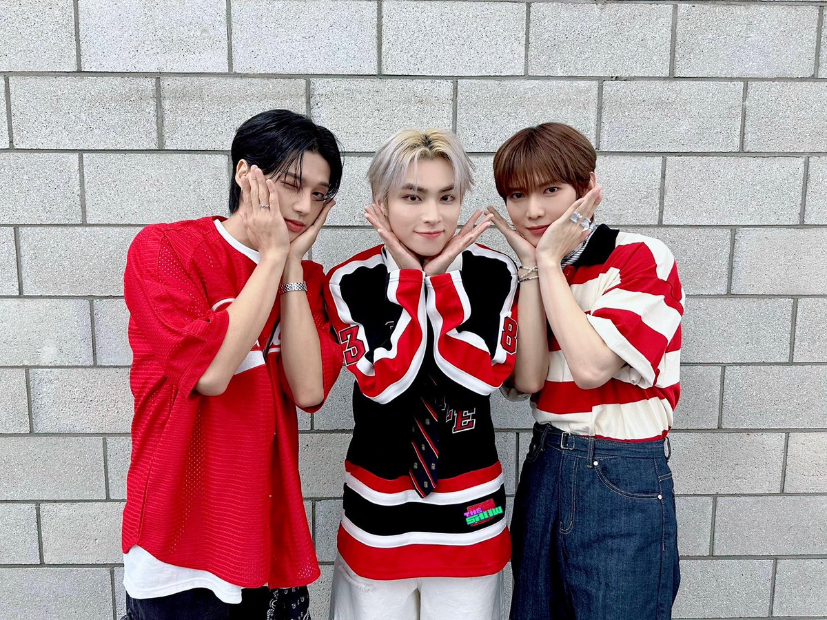 theshow_offcl's tweet photo. 🌸99즈 미모•비주얼 절정🌸
[#더쇼 / 서울 마포구]
봄 지나 여름이라는게 느껴지는 날씨에
꽃도 많이 펴서 화창한 날씨에
꽃구경하러 왔는데 ᕙ(˵◕ω◕˵✿)つ
꽃이랑 #우영 #샤오쥔 #여상 이랑
구분이 잘 안 됩니다
@wayv_official @NCTsmtown @ATEEZofficial https://t.co/A8om4sOIrn