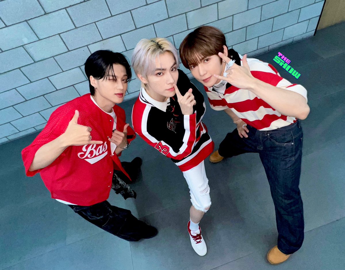 theshow_offcl's tweet photo. 🌸99즈 미모•비주얼 절정🌸
[#더쇼 / 서울 마포구]
봄 지나 여름이라는게 느껴지는 날씨에
꽃도 많이 펴서 화창한 날씨에
꽃구경하러 왔는데 ᕙ(˵◕ω◕˵✿)つ
꽃이랑 #우영 #샤오쥔 #여상 이랑
구분이 잘 안 됩니다
@wayv_official @NCTsmtown @ATEEZofficial https://t.co/A8om4sOIrn