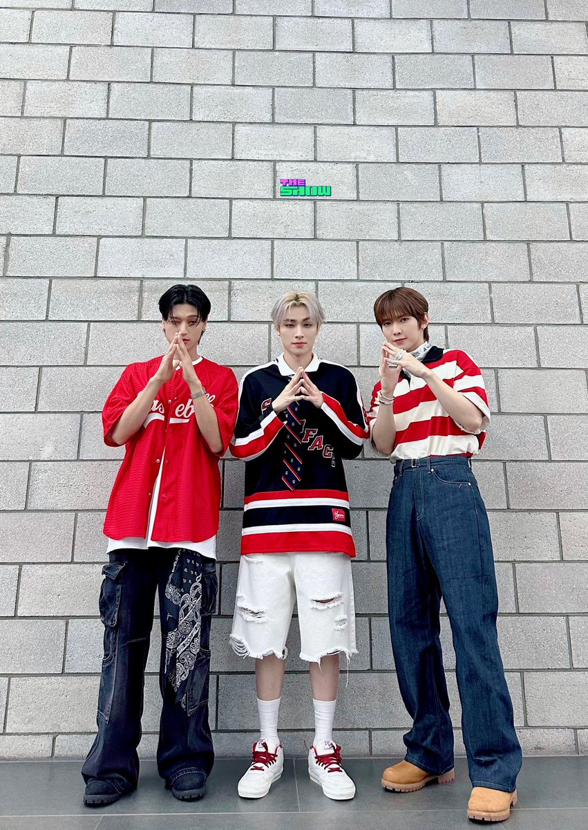theshow_offcl's tweet photo. 🌸99즈 미모•비주얼 절정🌸
[#더쇼 / 서울 마포구]
봄 지나 여름이라는게 느껴지는 날씨에
꽃도 많이 펴서 화창한 날씨에
꽃구경하러 왔는데 ᕙ(˵◕ω◕˵✿)つ
꽃이랑 #우영 #샤오쥔 #여상 이랑
구분이 잘 안 됩니다
@wayv_official @NCTsmtown @ATEEZofficial https://t.co/A8om4sOIrn