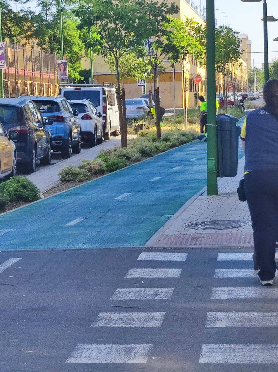 Hoy nos informan los vecinos/as que se están realizando actuaciones en C/ Doctor Jiménez Díaz  ¿será que nuestros tweet u comentarios están siendo leídos?
#distritomacarena #sevillahoy