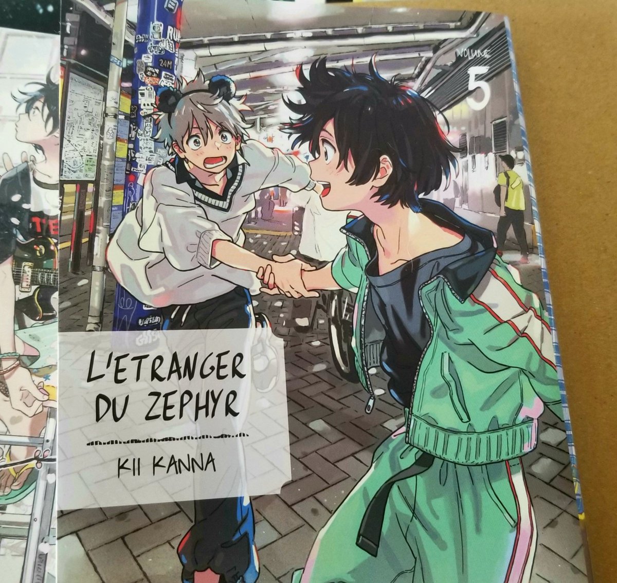ベトナム版2.3巻とフランス版5巻の見本誌です、現地のみなさま宜しくお願いします😙3.4枚目はフランス語で喋る猫
#春風のエトランゼ 