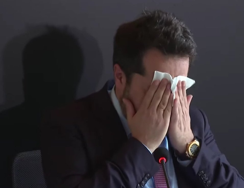 İçim paramparça oldu. Bu güzel adama bunu yaşatan herkese yazıklar olsun.