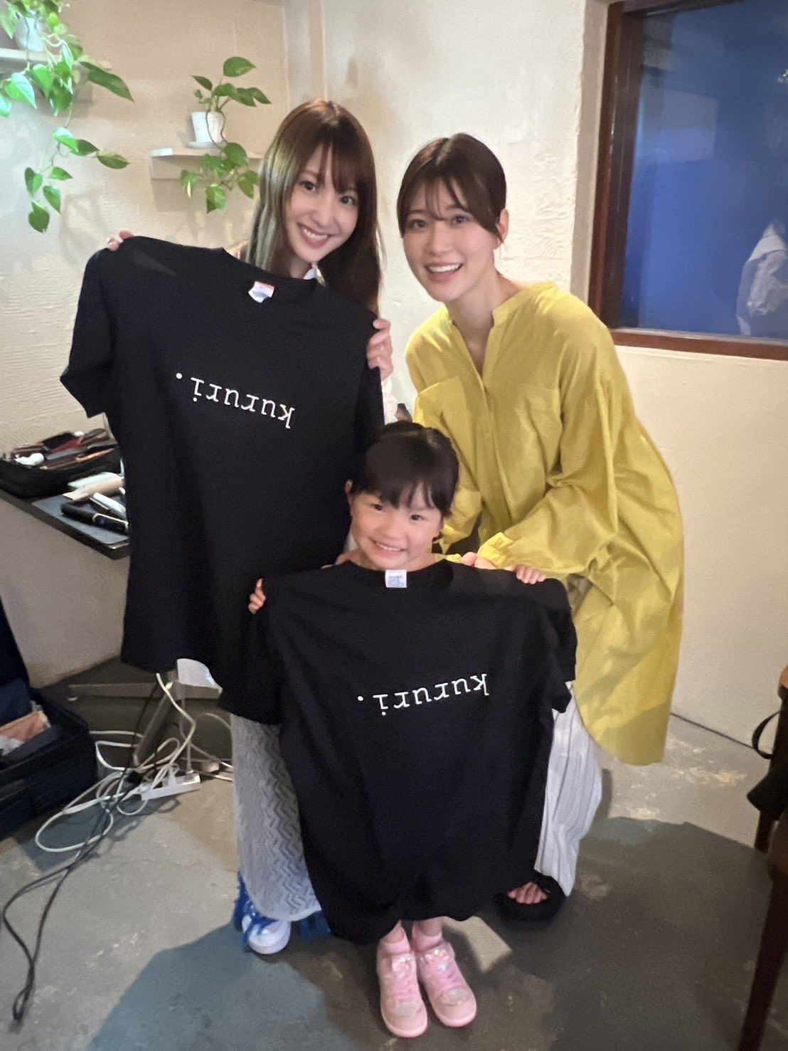 小池唯 めるるさんから、くるりTシャツをいただきました☺️🫶🏻💍 オシャレで可愛い😍  裏のイラストも可愛いので写真撮ってたら愛犬が、、🐶笑 愛犬もくるりTシャツを気に入ったみたいです🫶🏻 本日も22時〜くる恋放送です💍  ぜひご覧ください💐 https://t.co ...