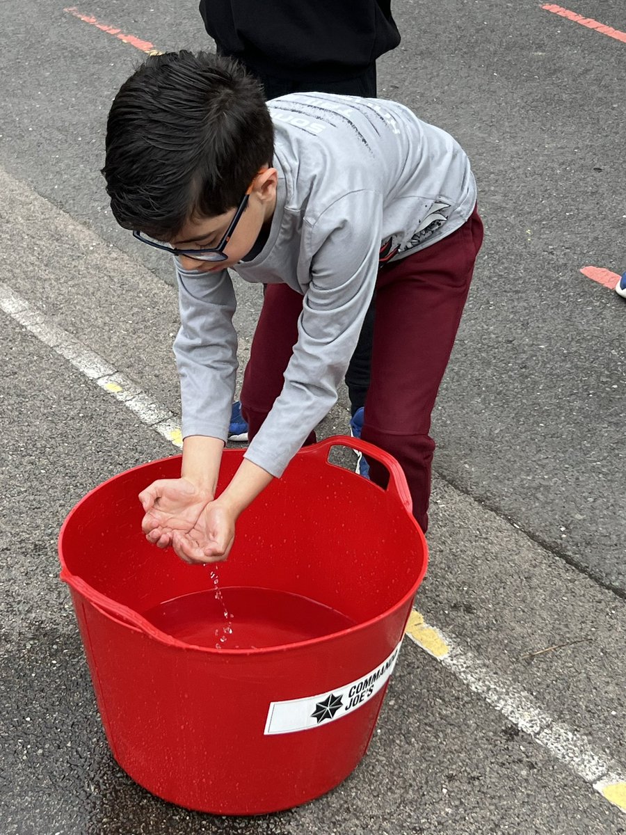 ClaphamTerrace1's tweet photo. What a morning for some fun with water! Year 2 have been putting out the great fire of London this morning #Fire #CommandoJoe #Active https://t.co/vvqnPJKtNs