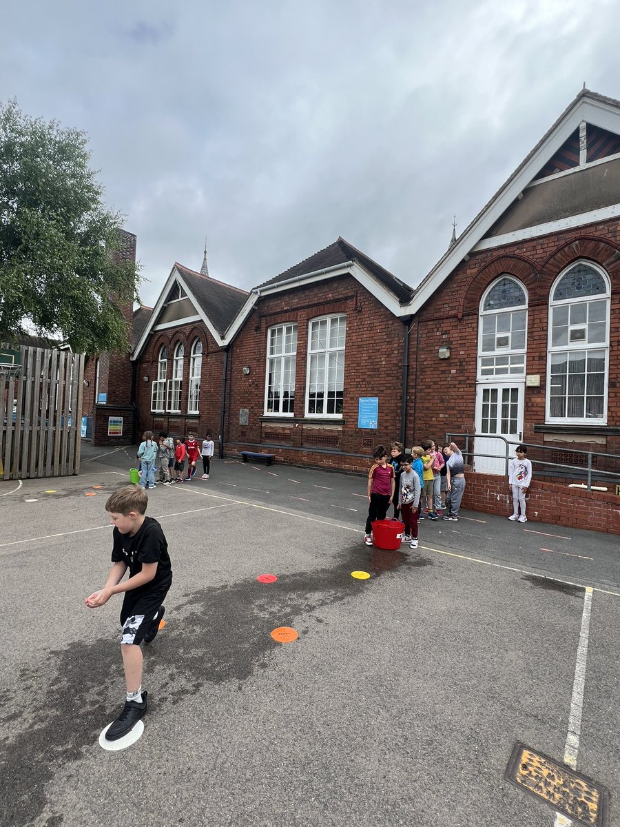 ClaphamTerrace1's tweet photo. What a morning for some fun with water! Year 2 have been putting out the great fire of London this morning #Fire #CommandoJoe #Active https://t.co/vvqnPJKtNs
