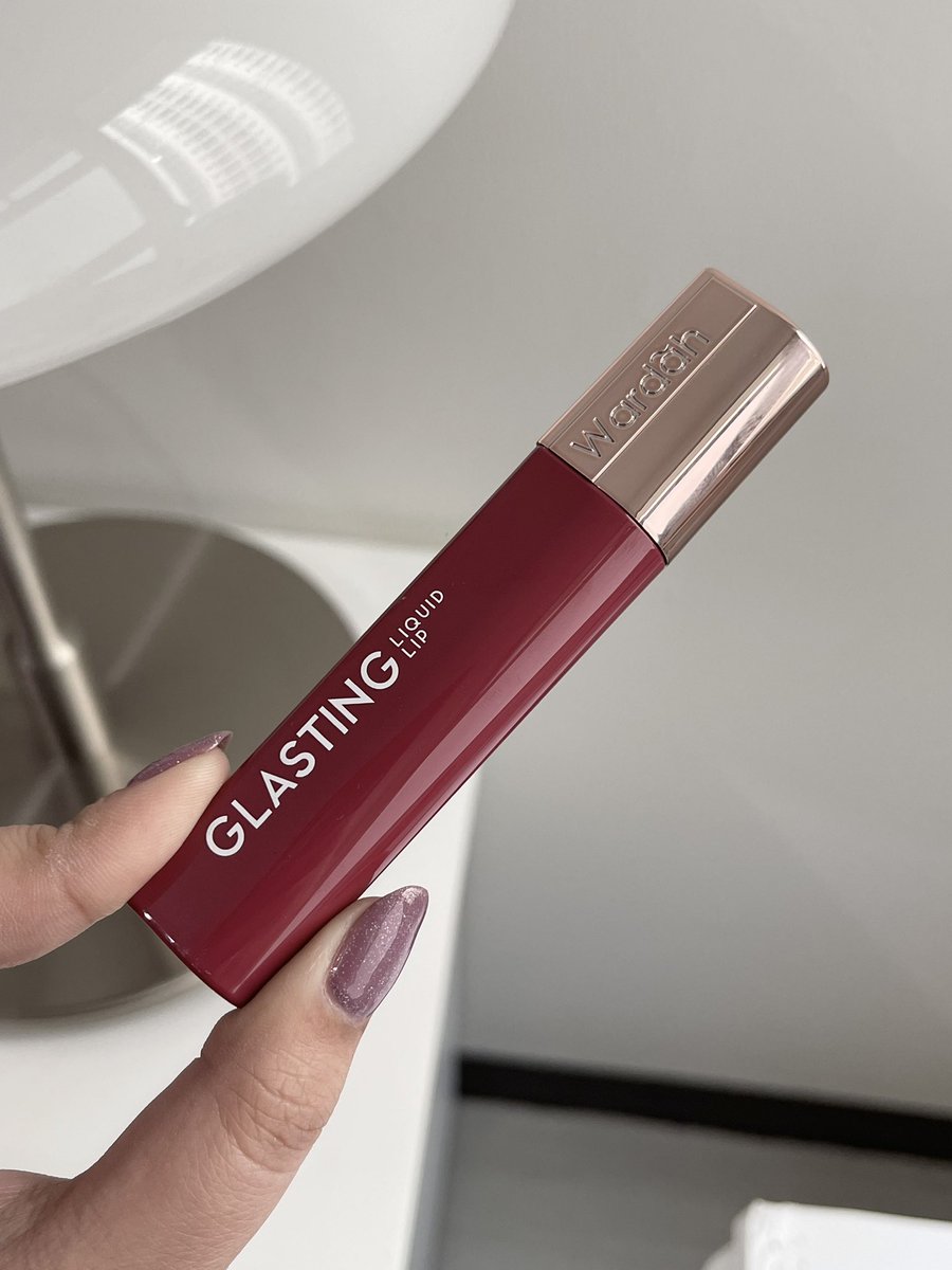 orchidpoison's tweet photo. look at the newest shade of wardah glasting liquid lip: 11 - petal blush 𐙚 https://t.co/ai4p8HD3Nj