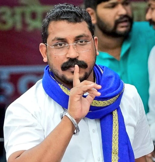 umda_panktiyaan's tweet image. हौसला जीतता है
हथियार नहीं...