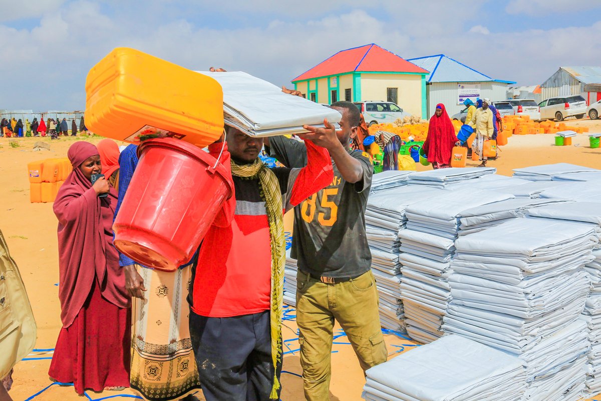 NoFYLSOM's tweet photo. THIS WEEK: 📍Mogadishu

Through our Integrated First-Line Response, @NoFYLSOM is supporting 3⃣0⃣0⃣0⃣ households with standardized hygiene kits &amp; tarpaulin in Deynille district.

The response is part of an effort to meet the urgent needs of drought-displaced households. https://t.co/0JJyZordDA