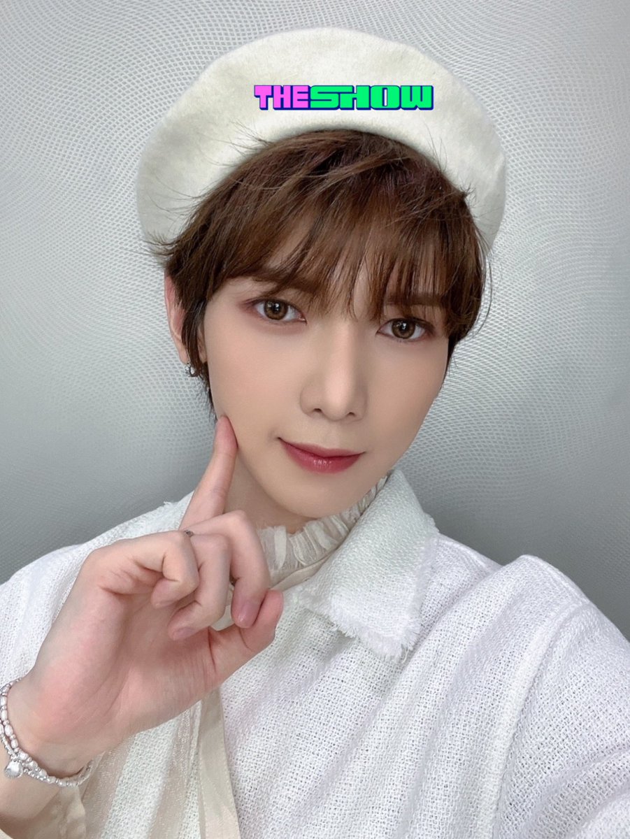 theshow_offcl's tweet image. [★355회 더쇼초이스 후보①]
티니 더쇼가 줄 게 있어요
그건 바로 우리티즈 셀카🩷💚

|　　| 두리번 두리번・・・
|　　|∧,,∧
|＿|*－ω-)
|　　|ｏ❤ｏ
|￣|ーJ
￣￣￣￣

|　　|
|　　|∧,,∧
|＿|*－ω-)　툭!
|　　|ｏ　つヾ
|￣|ーJ'　❤
￣￣￣￣￣￣

|　　|　(도망)
|　　|
|＿|
|　　|ミ…