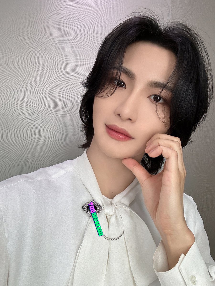 theshow_offcl's tweet image. [★355회 더쇼초이스 후보①]
티니 더쇼가 줄 게 있어요
그건 바로 우리티즈 셀카🩷💚

|　　| 두리번 두리번・・・
|　　|∧,,∧
|＿|*－ω-)
|　　|ｏ❤ｏ
|￣|ーJ
￣￣￣￣

|　　|
|　　|∧,,∧
|＿|*－ω-)　툭!
|　　|ｏ　つヾ
|￣|ーJ'　❤
￣￣￣￣￣￣

|　　|　(도망)
|　　|
|＿|
|　　|ミ…