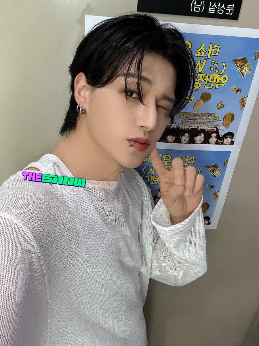 theshow_offcl's tweet image. [★355회 더쇼초이스 후보①]
티니 더쇼가 줄 게 있어요
그건 바로 우리티즈 셀카🩷💚

|　　| 두리번 두리번・・・
|　　|∧,,∧
|＿|*－ω-)
|　　|ｏ❤ｏ
|￣|ーJ
￣￣￣￣

|　　|
|　　|∧,,∧
|＿|*－ω-)　툭!
|　　|ｏ　つヾ
|￣|ーJ'　❤
￣￣￣￣￣￣

|　　|　(도망)
|　　|
|＿|
|　　|ミ…