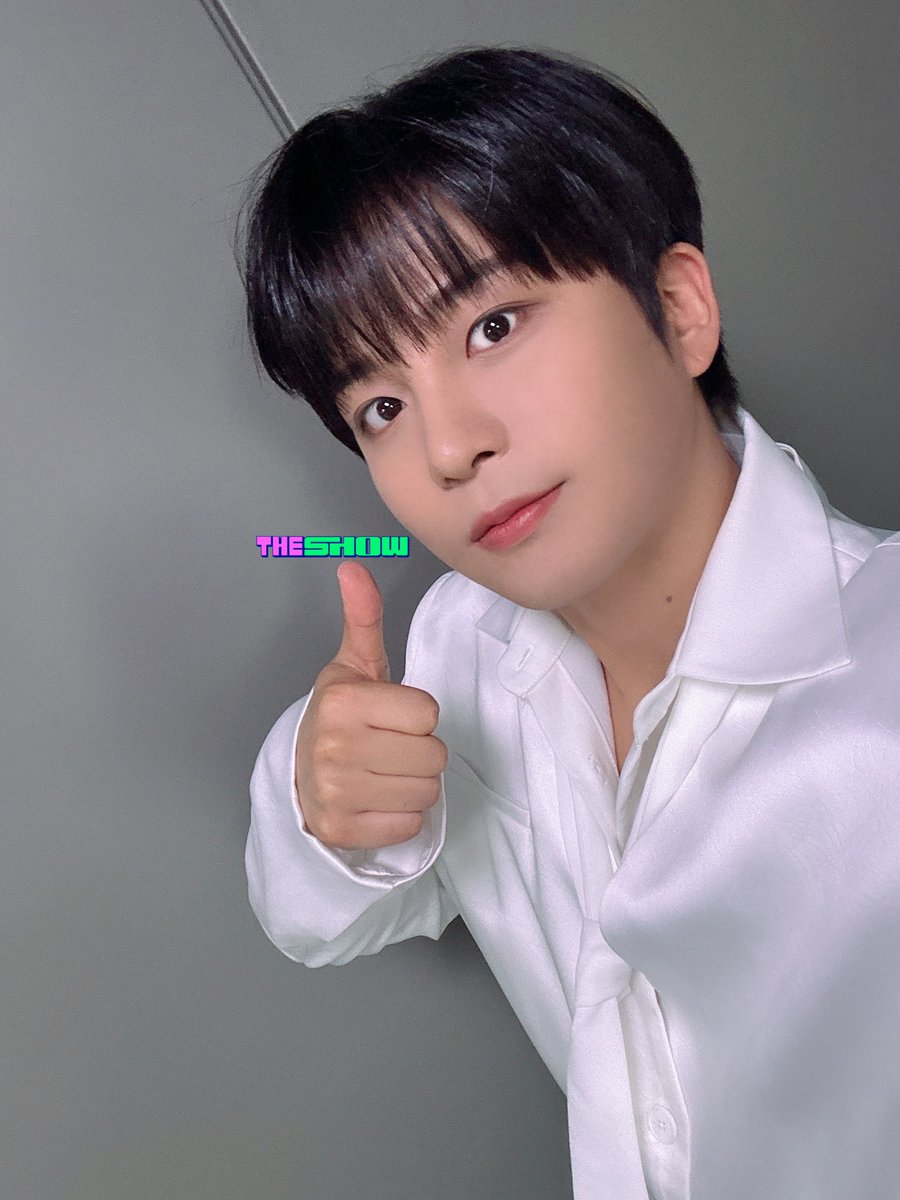 theshow_offcl's tweet image. [★355회 더쇼초이스 후보①]
티니 더쇼가 줄 게 있어요
그건 바로 우리티즈 셀카🩷💚

|　　| 두리번 두리번・・・
|　　|∧,,∧
|＿|*－ω-)
|　　|ｏ❤ｏ
|￣|ーJ
￣￣￣￣

|　　|
|　　|∧,,∧
|＿|*－ω-)　툭!
|　　|ｏ　つヾ
|￣|ーJ'　❤
￣￣￣￣￣￣

|　　|　(도망)
|　　|
|＿|
|　　|ミ…