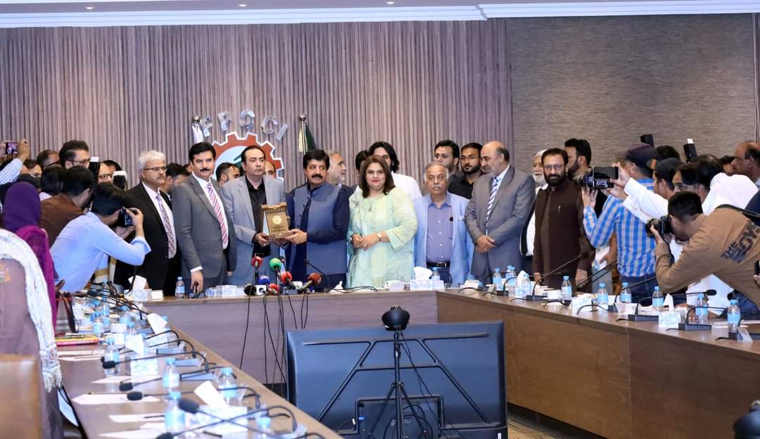 SaleemHaiderPPP's tweet photo. بزنس کمیونٹی کے مسائل کے حل کے لئے فیڈریشن آف پاکستان چیمبرز آف کامرس اینڈ انڈسٹری (ایف پی سی سی آئی) ریجنل آفس لاہورمیں بزنس کمیونٹی سے خطاب https://t.co/TjfPTUs6GT