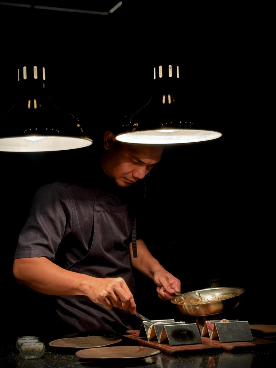 biatchOFl's tweet photo. @meinmokhtar Noir Dining dkt cyberjaya.. live kitchen https://t.co/eEWT6bn4MQ
