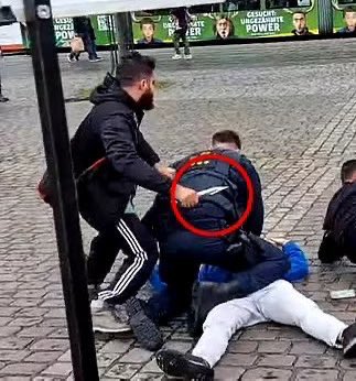 alainpaulweber's tweet photo. Je n’arrivais pas à comprendre la photo du meurtre du policier en Allemagne ! Je m’interrogeais, le policier apportait-il les premiers secours à une personne au sol avant que l’agresseur ne le poignarde ? Pas du tout ! Le récit médiatique allemand accuse tellement l’extrême-droite de tous les mots et absous totalement l’immigration de responsabilités, que le policier ne s’est pas jeté sur l’agresseur islamiste pour le neutraliser, mais il s’est jeté sur l’agressé et l’a jeté au sol 😳😳😳! Ce manque de discernement, cette soumission à la doxa gouvernementale et médiatique lui a été fatale !