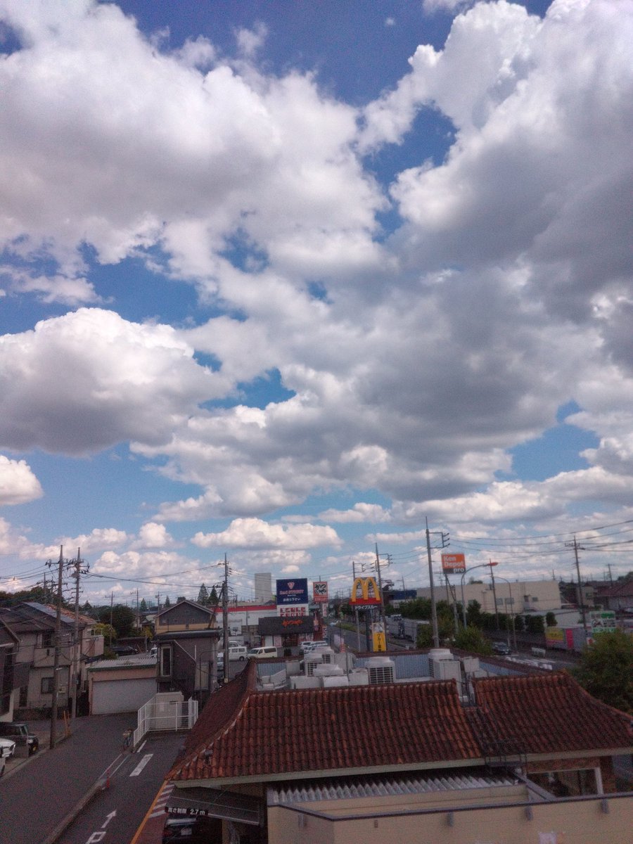こんにちは
埼玉は、雲が多いですけど晴れてます。昨日はゲリラ豪雨のような雨が急にふりましたので、今日も雨が心配ですね
くれぐれもお気をつけてください
昨日の午前中、月曜日の朝から多くの方々にtiktokライブ配信に参加いただきまして、ありがとうございました
来週月曜日も、また配信します！