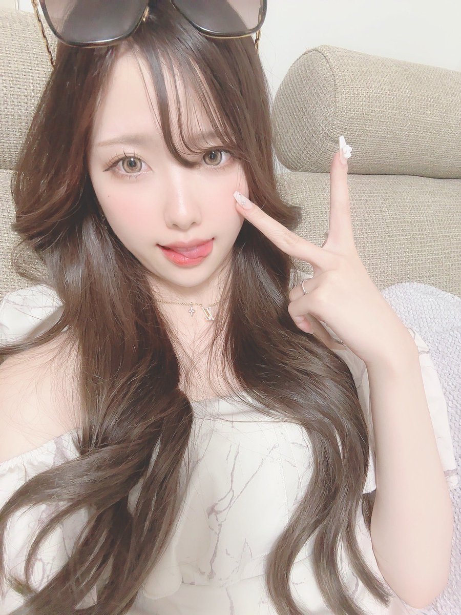 sakupa2525's tweet photo. 化粧する前の🛌の上の自分と
化粧後のワタシ

夏先取り���服はシェリミーです🙋🏼‍♀️ https://t.co/MmRj8zO6g2