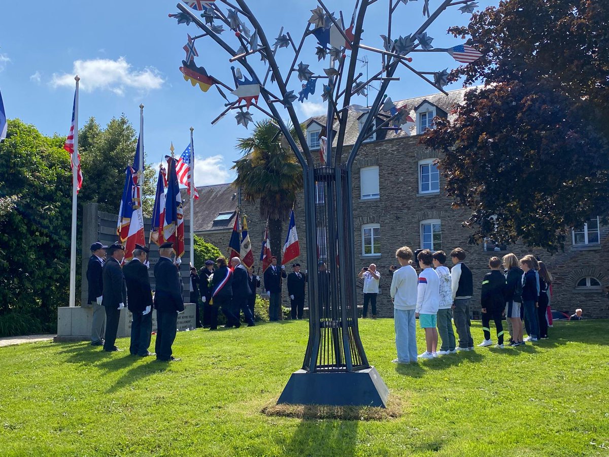 ClgPasteurStlo's tweet photo. [MÉMOIRE]

Ce Dimanche 02 Juin 2024, à l'occasion du congrès annuel de l'association Les Fleurs de la Mémoire, une dizaine d'élèves du @ClgPasteurStlo a pris part à la cérémonie au monument du Major Howie à @villedesaintlo en déposant des bouquets de fleurs tricolores. 🕊️ https://t.co/xLcp5c9BB9