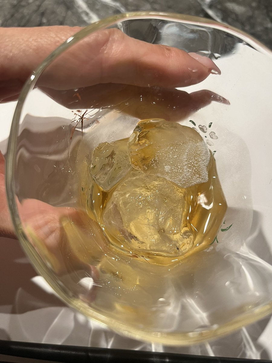 甘いスイカを毎日食べたい🍉

バランタインの30年物は初めて^_^
ストレートとロックでいただきました🥃
最高だった♪本当に美味しい♡ https://t.co/FrmTOnpJfu