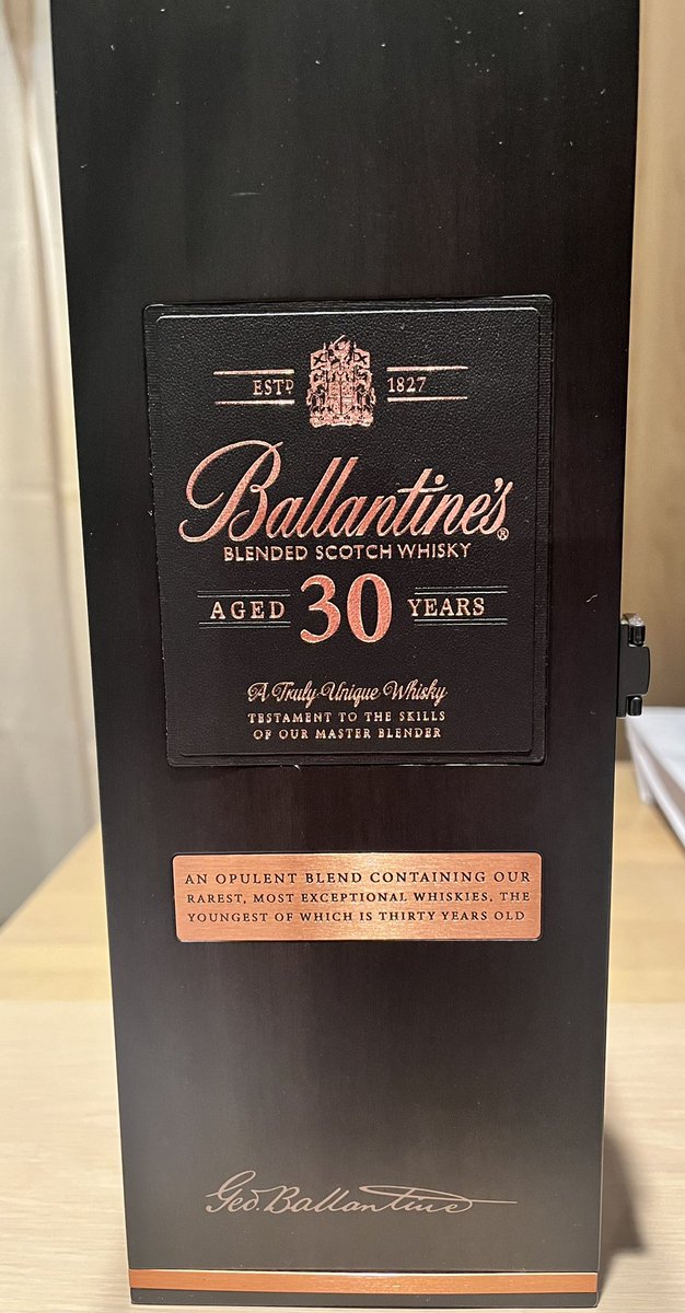 甘いスイカを毎日食べたい🍉

バランタインの30年物は初めて^_^
ストレートとロックでいただきました🥃
最高だった♪本当に美味しい♡ https://t.co/FrmTOnpJfu