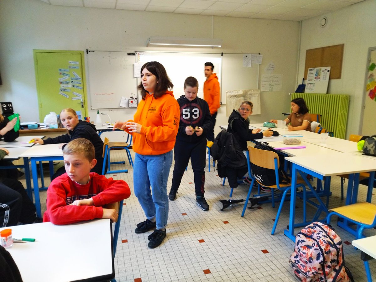 ClgPasteurStlo's tweet photo. [VIVRE ENSEMBLE]

Afin d'accompagner les élèves dans la construction d'un climat de classe apaisé et de favoriser le #VivreEnsemble, les élèves de 6 Spartacus ont pris part à un atelier animé par les jeunes en service civique de l'association @uniscite ! https://t.co/fPI0N9ch0y
