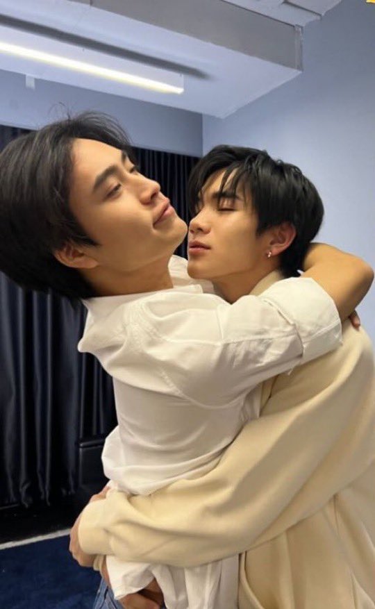วันที่ 4 เมถุนเป็นวันกอดแมวล่ะ