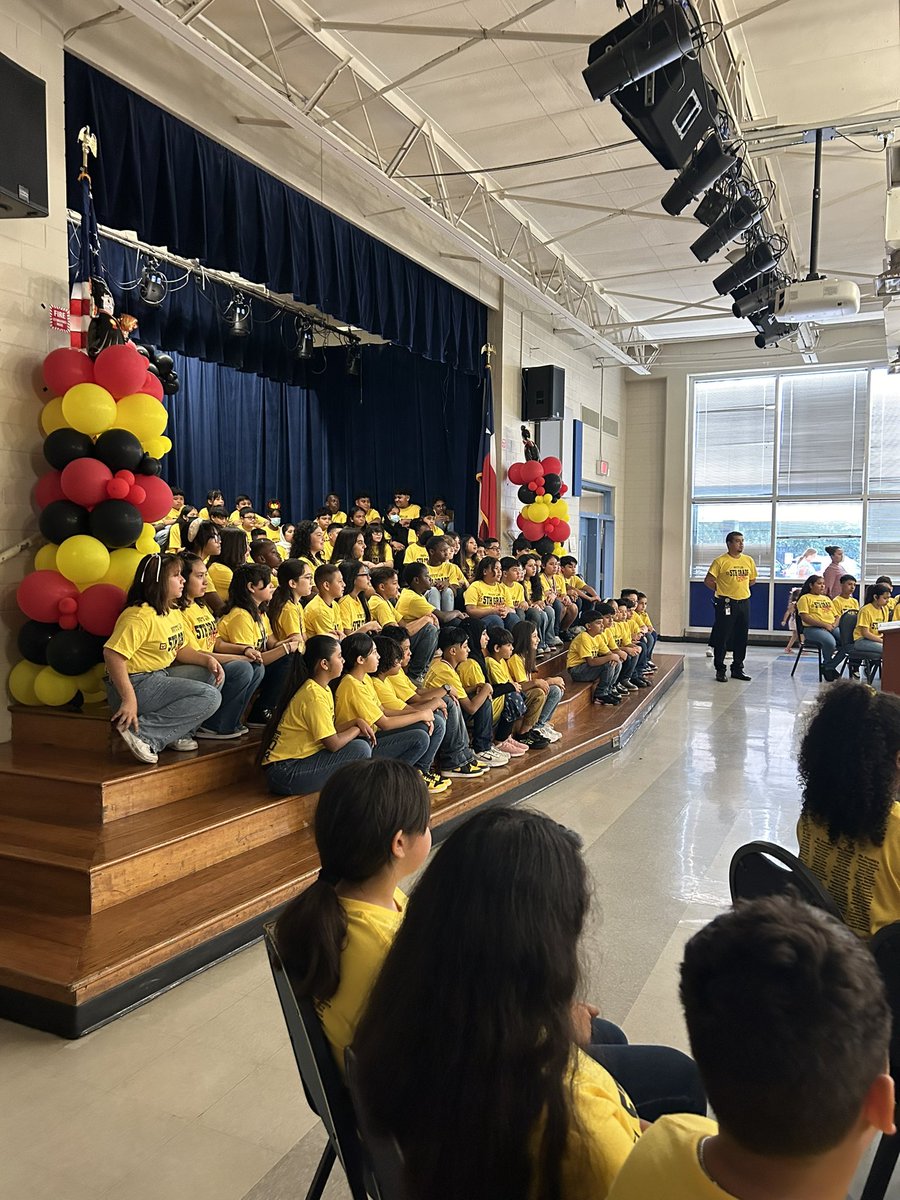 SuttonES_HISD's tweet image. Beautiful 5th grade Award ceremony! 🏅We are so proud of all our students and wish them well in Middle School! 💛#SuttonBears 🐻#done