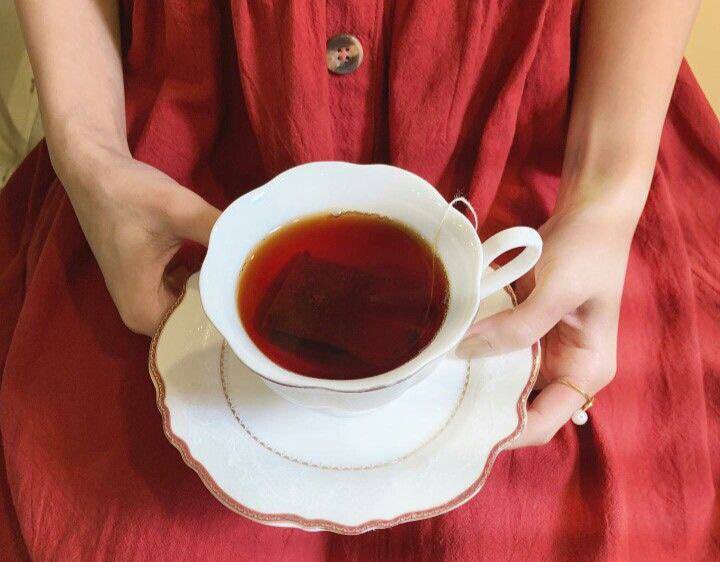 أقدّر من يقدّرني وأفارق من وجب فرقاه 
وأجلّس كل نفسٍ فالمكان اللي يناسّبها .