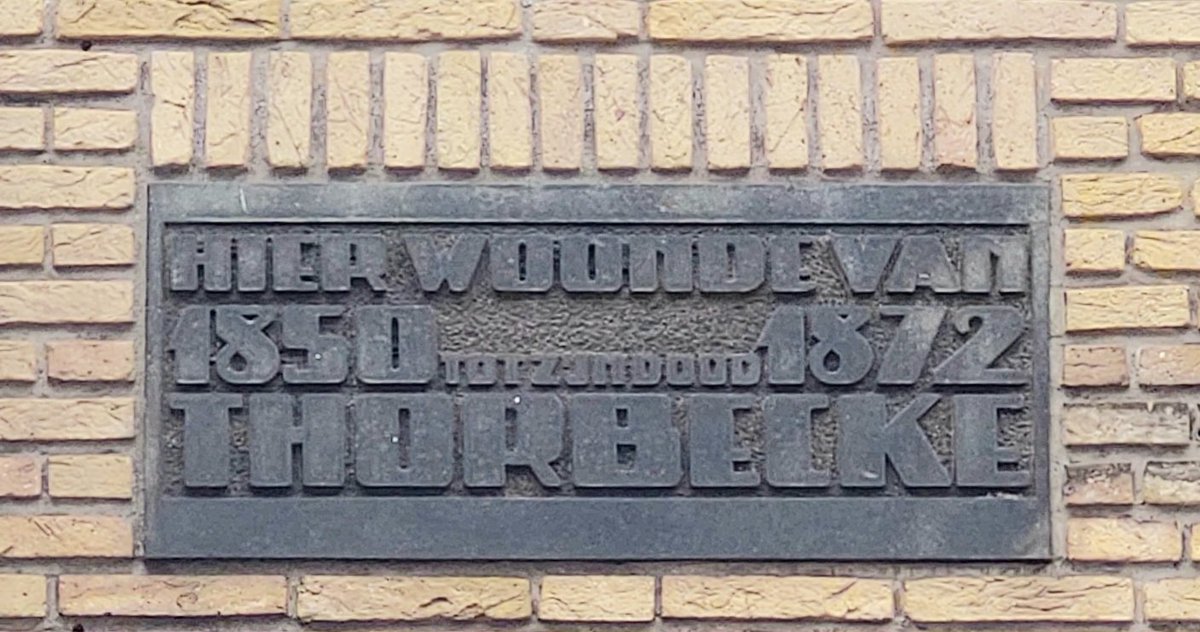 Op 4 juni 1872 overleed in Den Haag de grote Nederlandse staatsman Johan Rudolph Thorbecke. Een gevelsteen in het pand op de hoek van de Javastraat en de Koninginnegracht herinnert aan de plaats waar van 1850 tot 1872 zijn woonhuis heeft gestaan. Foto links @haagsarchief