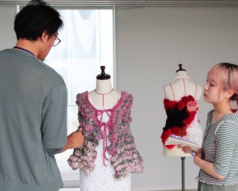 ymm_mpiece's tweet photo. 当社のニットクリエイターが講義をした東北芸術工科大学テキスタイル科の講評の模様。
編み物未経験の学生の作品から刺激を受けます。
ニットの産地である山形の大学でニットの講義は有意義ですね。

https://t.co/l17f7OFnG8 https://t.co/mD8tIu9MKl