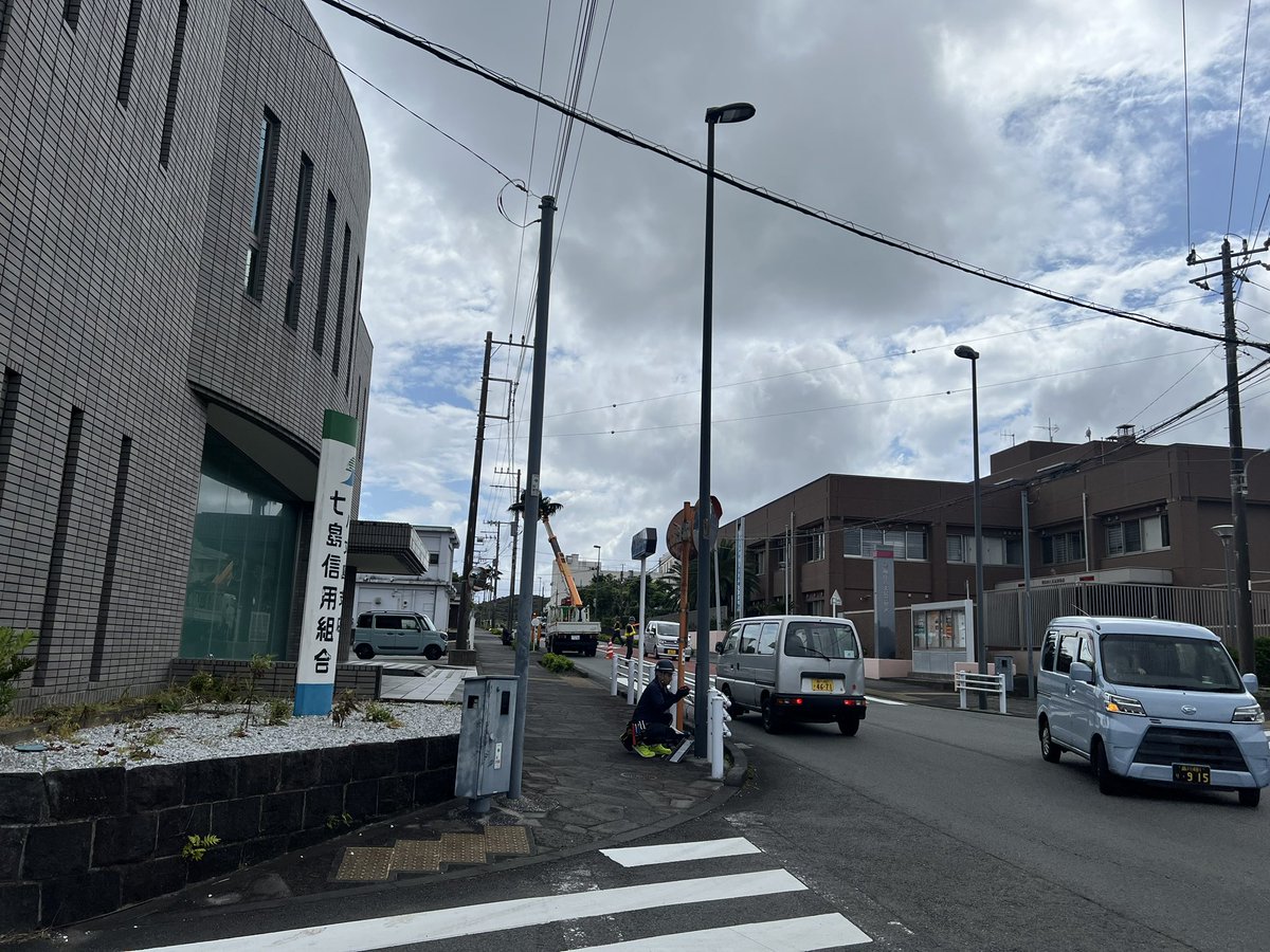 mineden9's tweet image. 本日、天候が回復したので、三根五叉路信号から旧町役場までの照明器具交換、行っております。
片側交互通行でお願いしております。

よろしくお願いします。

#LED化
#峯元電気
#電気があればなんでも出来る