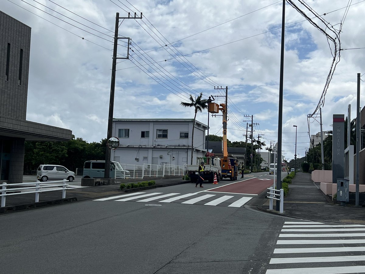 mineden9's tweet image. 本日、天候が回復したので、三根五叉路信号から旧町役場までの照明器具交換、行っております。
片側交互通行でお願いしております。

よろしくお願いします。

#LED化
#峯元電気
#電気があればなんでも出来る