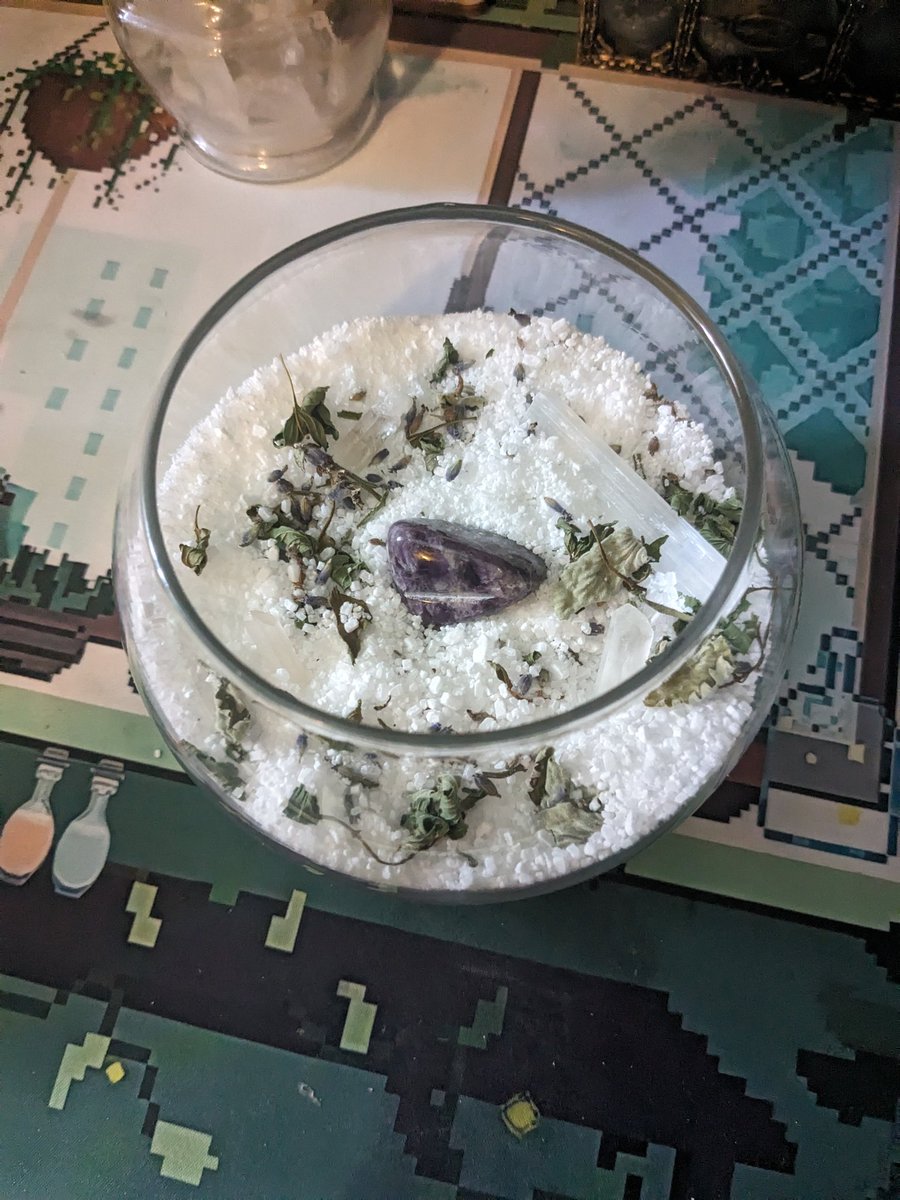 KaySpellCraft's tweet image. Beautiful cleansing bowl I made for work! Thanks to the people on my discord for helping with out the ingredients! 💚