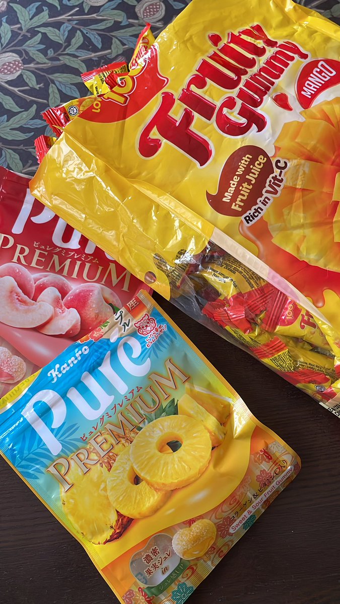 mamenote2mimosa's tweet photo. グミはあまり好きじゃなかったのに、マレーシアで買ったマンゴーグミを食べてからスッカリハマってしまったyo

このピュレグミプレミアムのパイナップルも美味い🍍
また買おぅ💕

 #グミ
 #Kanro
 #ピュレグミプレミアム 
 #lot100 
 #マンゴーグミ
 #マレーシア土産 https://t.co/0a2Dl0a8tW