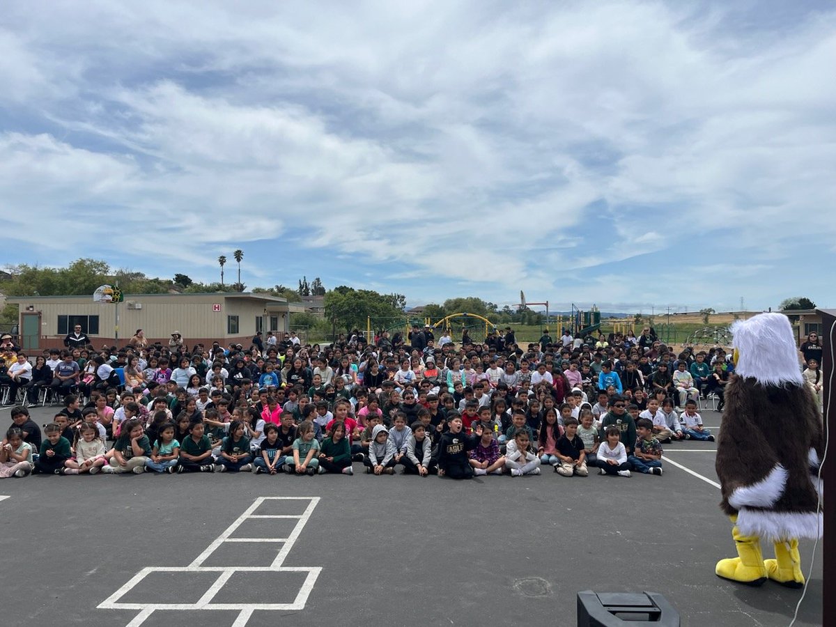 VRBEagles's tweet photo. Congratulations to our students for achieving perfect attendance for the 2023-2024 school year! 👏Thanks to the generous donation from The Rotary Club of Salinas, our students received bicycles🚲 We appreciate your support!🌟 #VRBStrong #Alisalfuerte https://t.co/kuvlN5DkAt