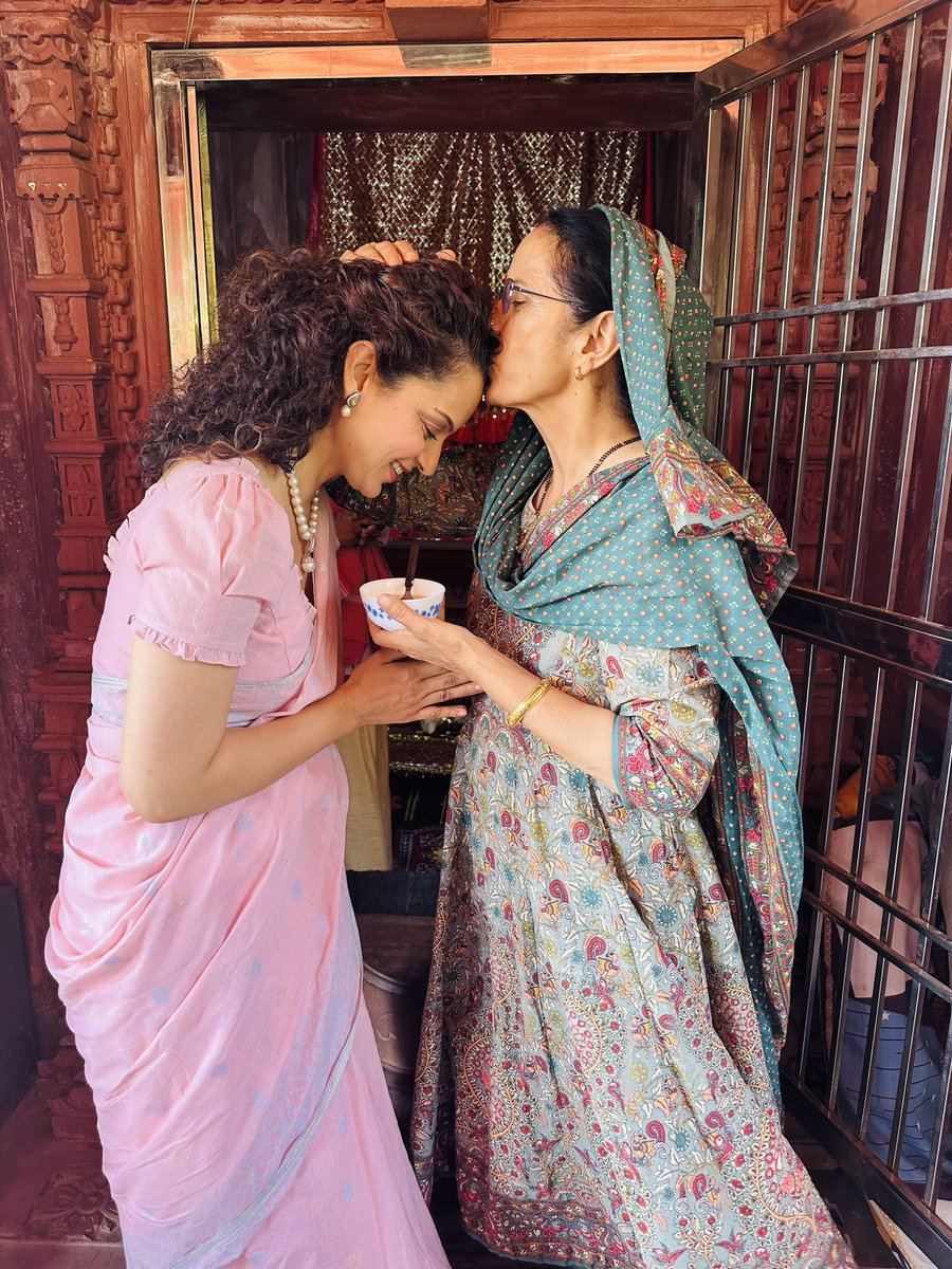 माता ईश्वर का रूप है, आज मेरी माँ मुझे दही शक्कर खिलाती हुई 🥰🙏