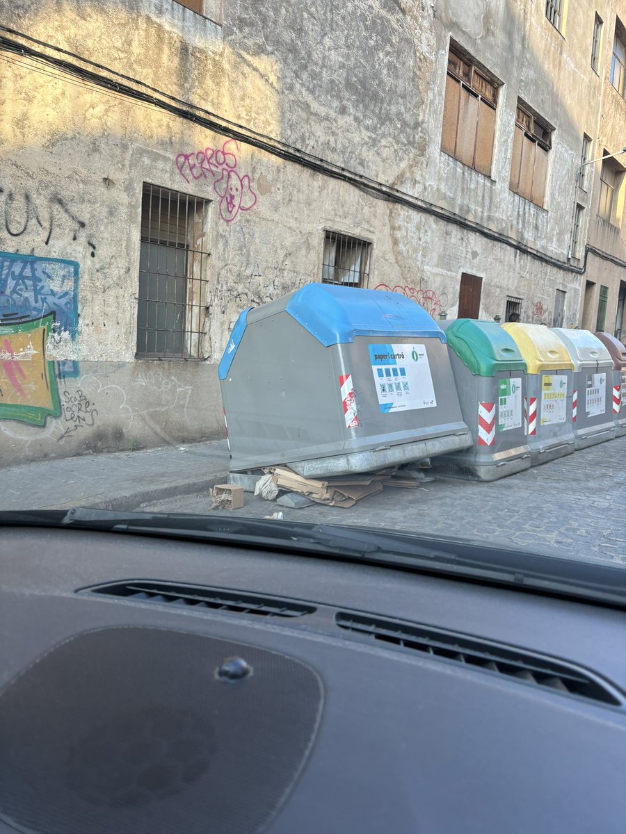 Nova manera de deixar els contenidors <a href="/matarocat/">Ajuntament de Mataró</a> 👏🏾👏🏾