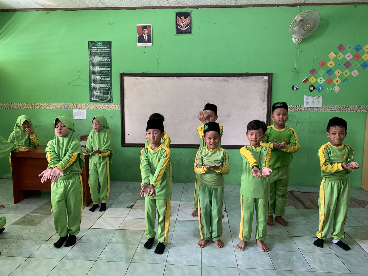 mikasajaya_'s tweet photo. Praktek SBdP seni tari kelas 1, menari lagu kunang-kunang.
#madrasah #maarif #NU
#praktek #SBdP
#seni #tari https://t.co/sTSYjWZ3xi