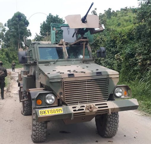 Angalia windscreen, utaona jinsi risasi kutoka kwa binadamu mwenye shabaha ilivyofanya kazi yake. Angalia tairi la nyuma, ni flat-tyre. Hili ni gari la kivita (Armored Personel Carrier) APC mali ya jeshi la Afrika kusini This wasn't a damn show.. Tulipoteza mtanzania mmoja