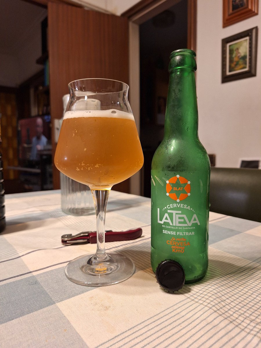 milbeerista's tweet image. La Teva Blat. Elaborada per Castelló Agricultural Oils &amp;amp; Food. De Catellò de Farfanya. Hefe Weizen. Aigua, malts d'ordi i blat, llúpol i llevat. 5,2%. Prou bona. Molt clara, poc pòsit. Gust suau a cereal, plàtan, lleugerament àcida. 

#wheatAle #weissbier #hefeweizen #beernation