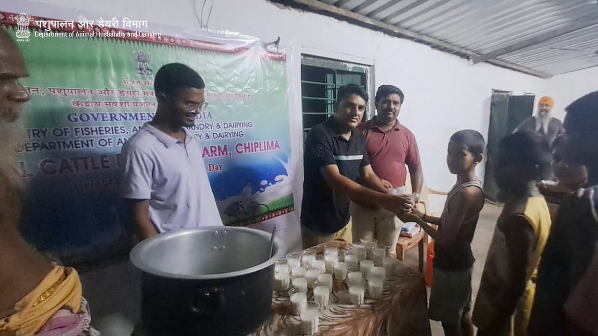 Dept_of_AHD's tweet photo. In celebration of World Milk Day on June 1, 2024, the Central Cattle Breeding Farm in Chiplima organized a heartwarming event at an orphanage in Burla, Sambalpur, where staff distributed milk and biscuits to 45 orphaned children. #WorldMilkDay #CCBFChiplima #CommunityCare https://t.co/z0NbXVApJH