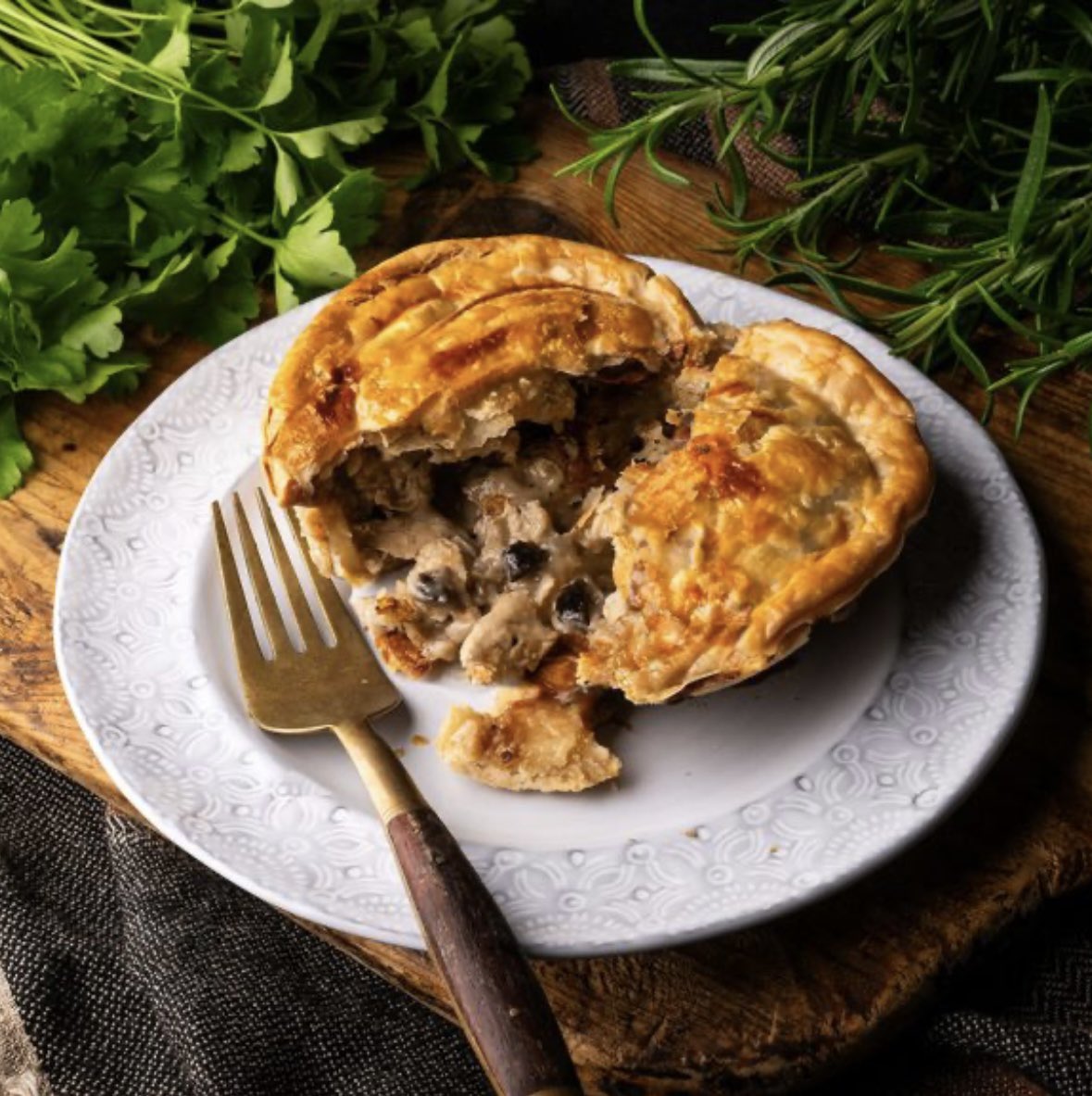 NEW PIES🥧 Our hand-made Chicken &amp; Wild Mushroom Pies are made with high welfare British chicken and finished with a white wine sauce. Containing hearty chunks of chicken, mushroom, and leeks, our pies have a real depth of flavour 
thedorsetmeatcompany.co.uk/product-catego… #Pies #handmade #picnic