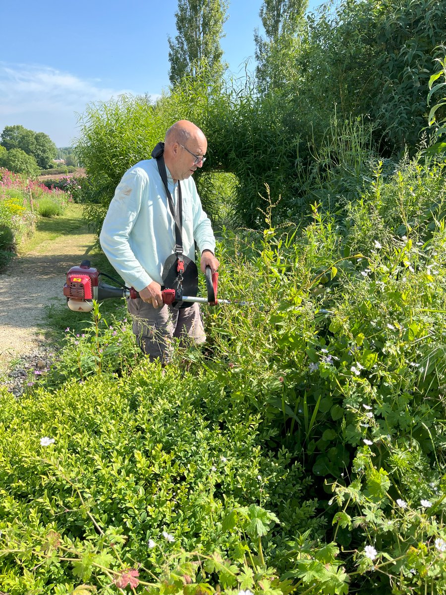 Good things happen when we pull together!!

On Sunday we were blessed with some excellent volunteers helping out at our community weeding day. 

#volunteerweek #volunteers #thankyou #flowerpod #southwell #weeds #gardening #horticulture #greenfingers #sunsout #