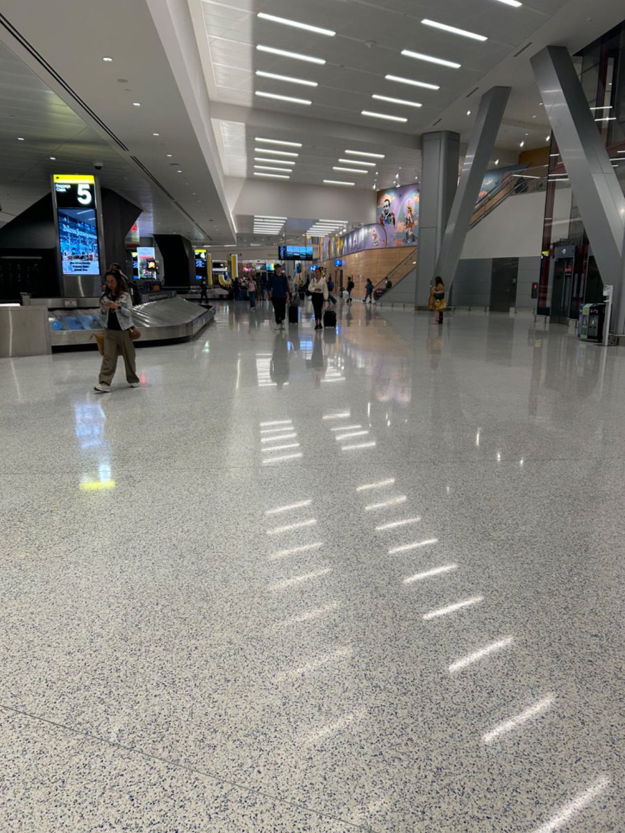 到了新泽西了，基础设施感觉好多了，路面也平了，地面还有反光点了，做得不比中国差，我甚至还觉得比中国略微好点。吐槽下黑人，我遇到的只要是黑人服务人员，基本上是没有笑脸的。白人服务都很好。不过我今天认识一个很漂亮的社区大学的女校长，是黑人、真的很漂亮。🤣