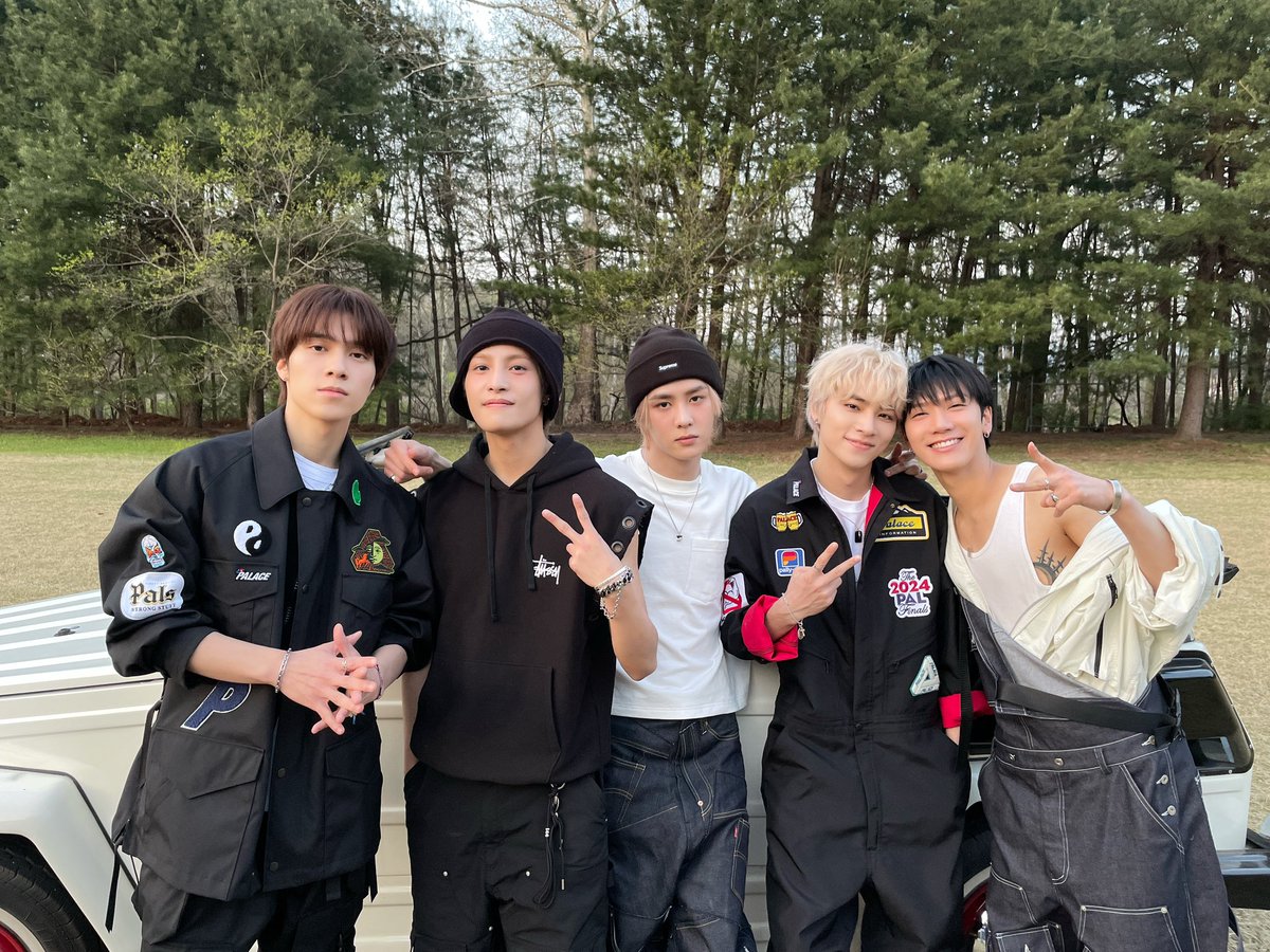 WayV_official's tweet photo. ☺️Which look do you like the most? 

#WayV #威神V 
#GiveMeThat 
#WayV_GiveMeThat https://t.co/a79TvJa9Xa