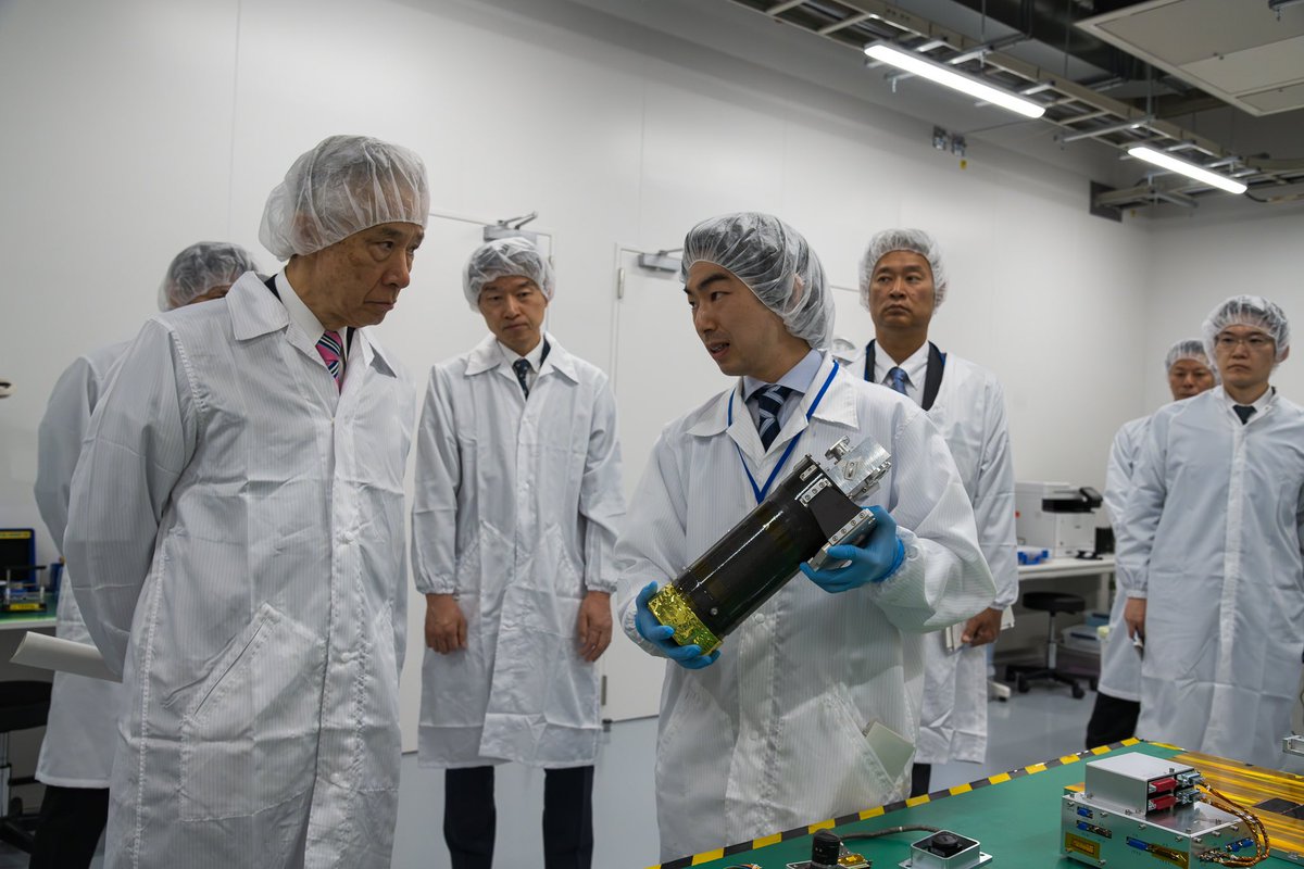 CislunarTech's tweet photo. 盛山正仁文部科学大臣が当社の衛星開発クリーンルームを視察されました。現在開発中の80kg級の人工衛星や、これまでの東北大で行ってきた衛星開発について説明をさせて頂きました。
https://t.co/ltNvnCFGjt https://t.co/VbZBiVjilA